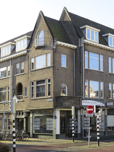 908738 Gezicht op het winkelhoekpand Biltstraat 113b te Utrecht, met links de Sweelinckstraat.N.B. bouwjaar: 19201925 / ...